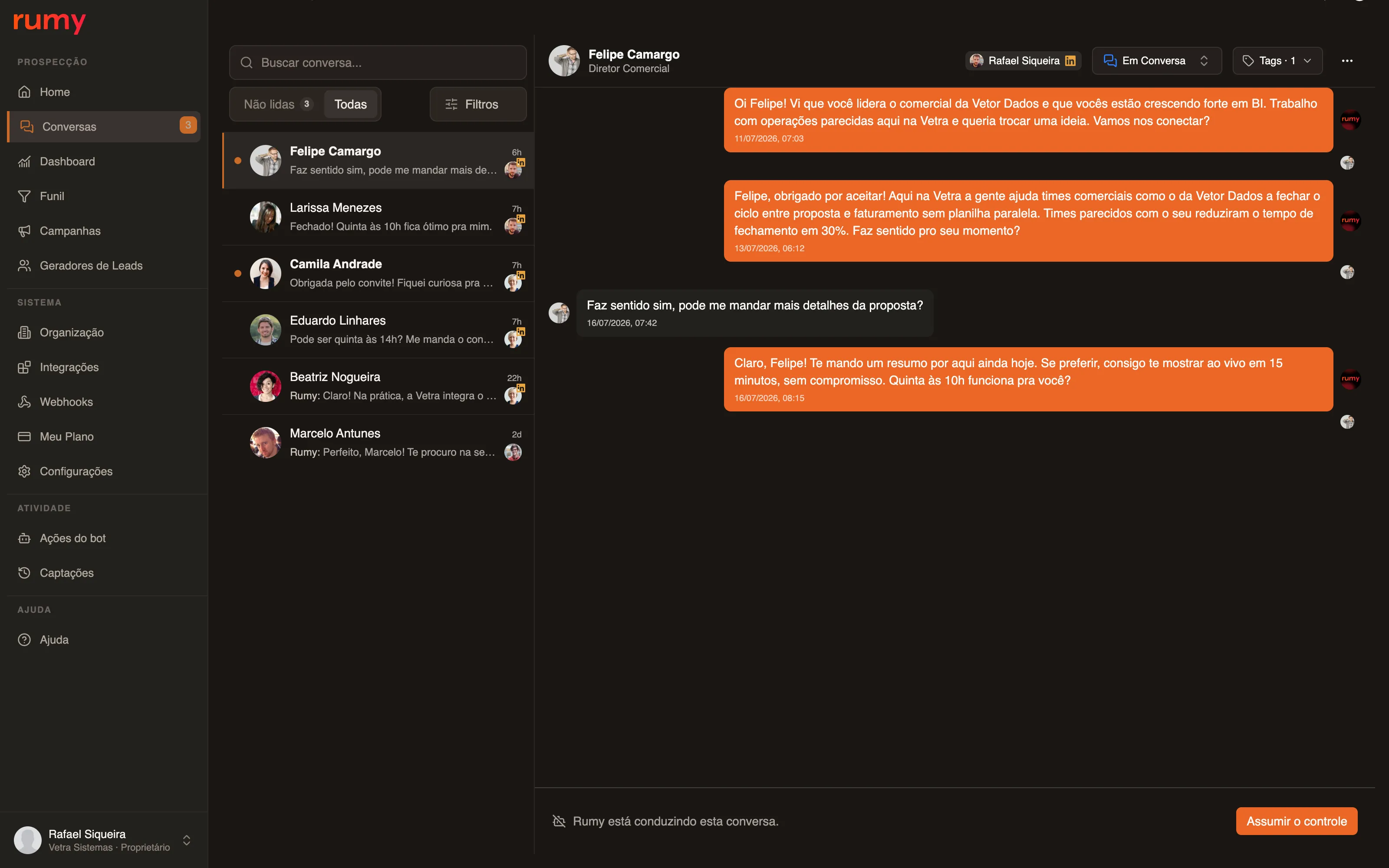 Inbox do Rumy: conversa de prospecção no LinkedIn com convite personalizado e resposta positiva do lead