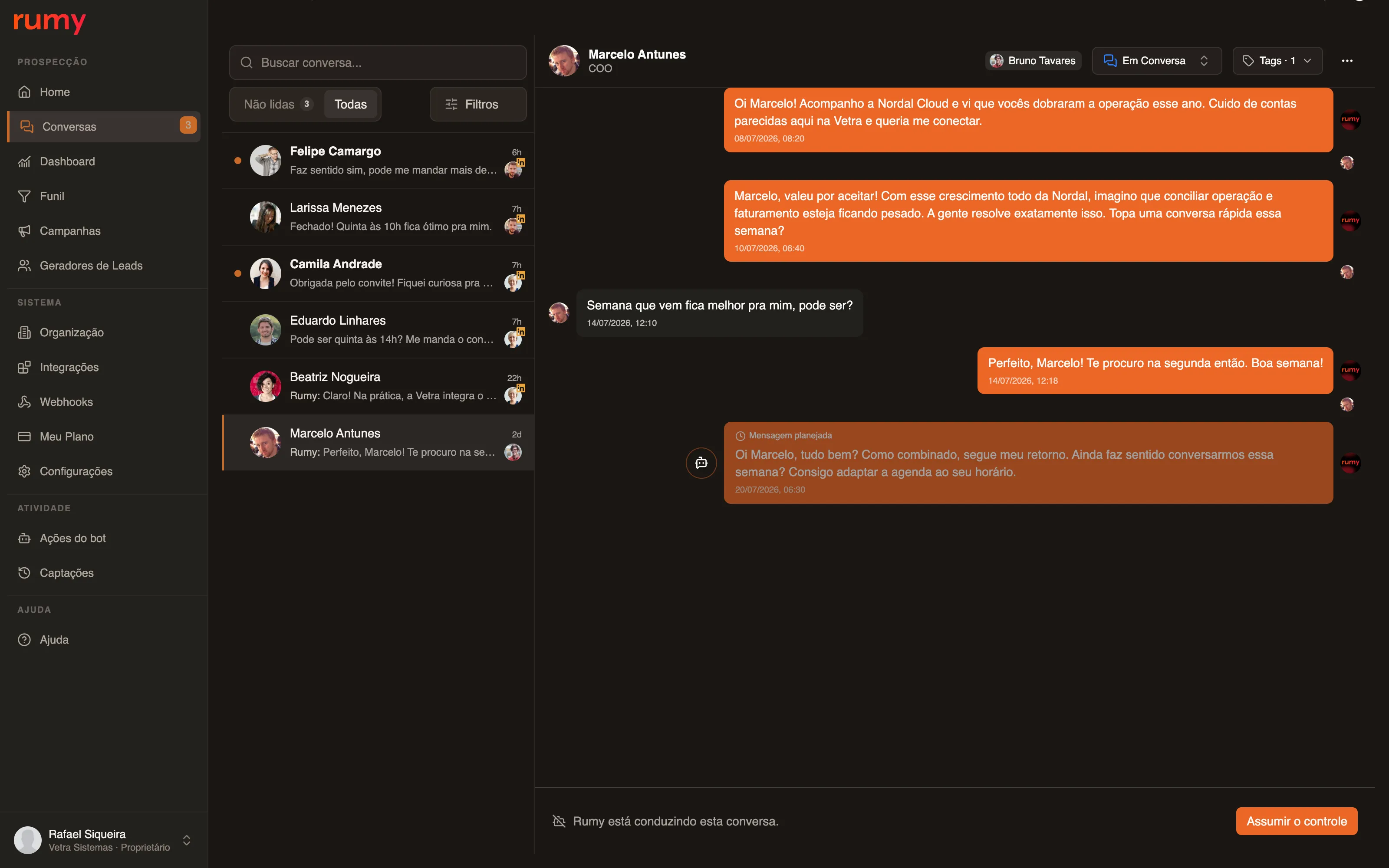 Conversa no Rumy com follow-up automático agendado como mensagem planejada e notificações de novas mensagens